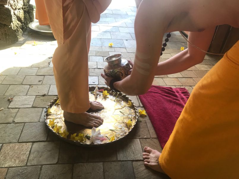 Satguru Returns to Aadheenam; August Trip Ends