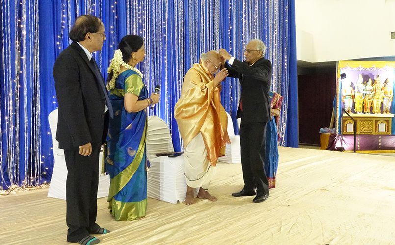 Sivacharya Thangam Bhattar Receives Hindu of the Year Award
