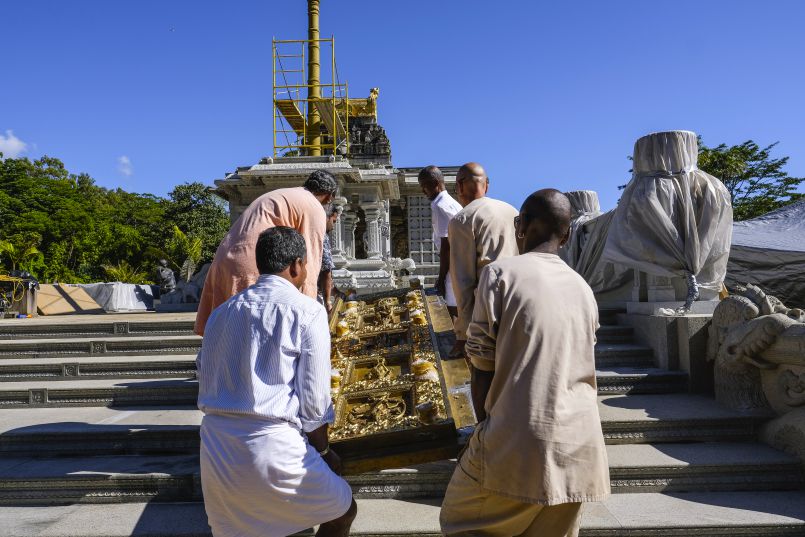 Moving the Sanctum Doors to Iraivan Temple