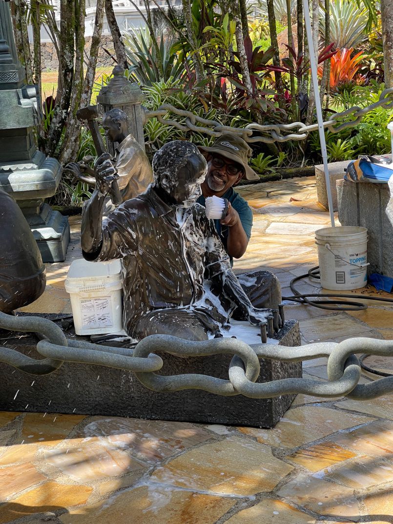 Polishing Sipli Bronzes